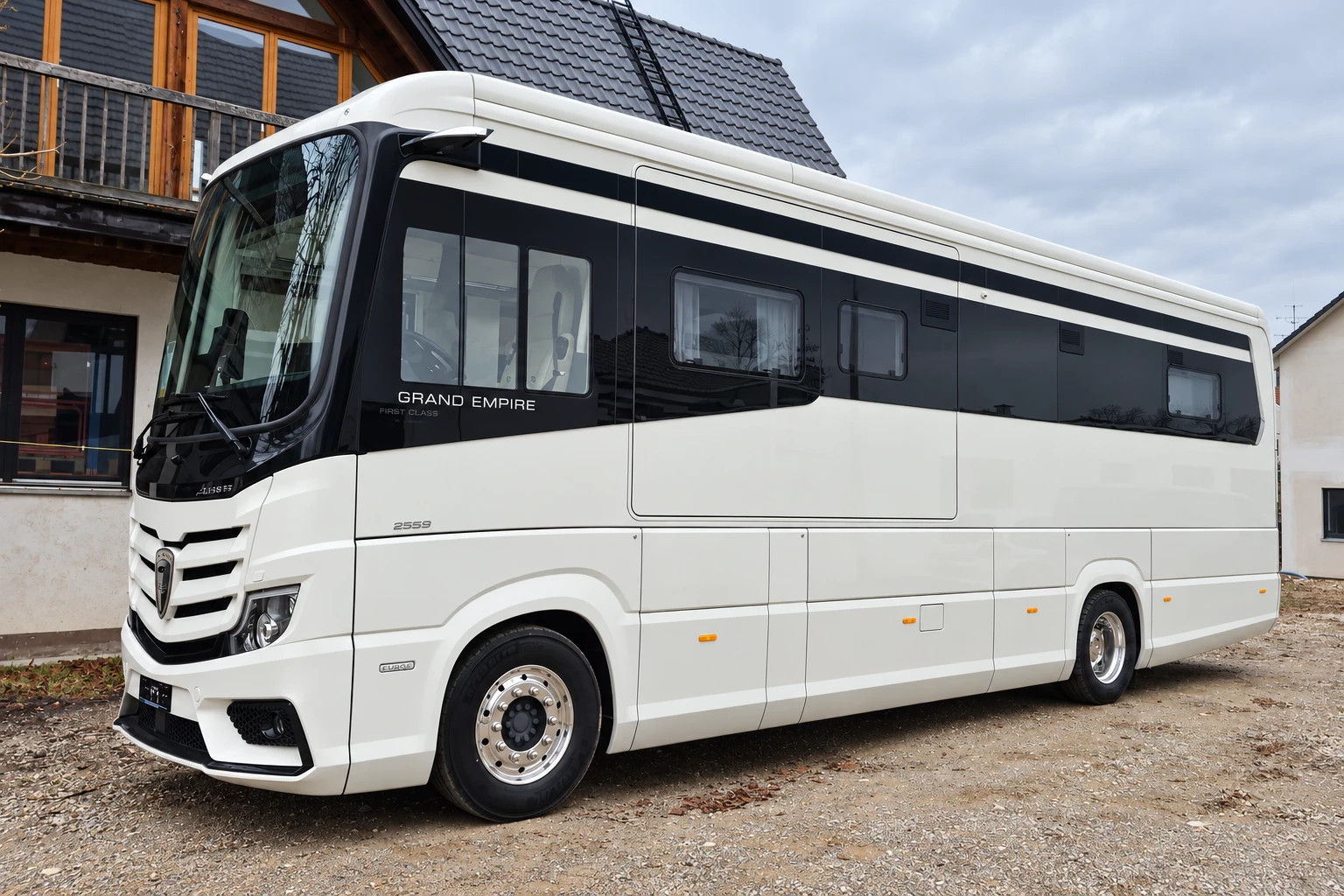 Weißes und schwarzes Reisemobil in einer Außenansicht